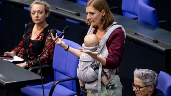 Mit Baby im Parlament