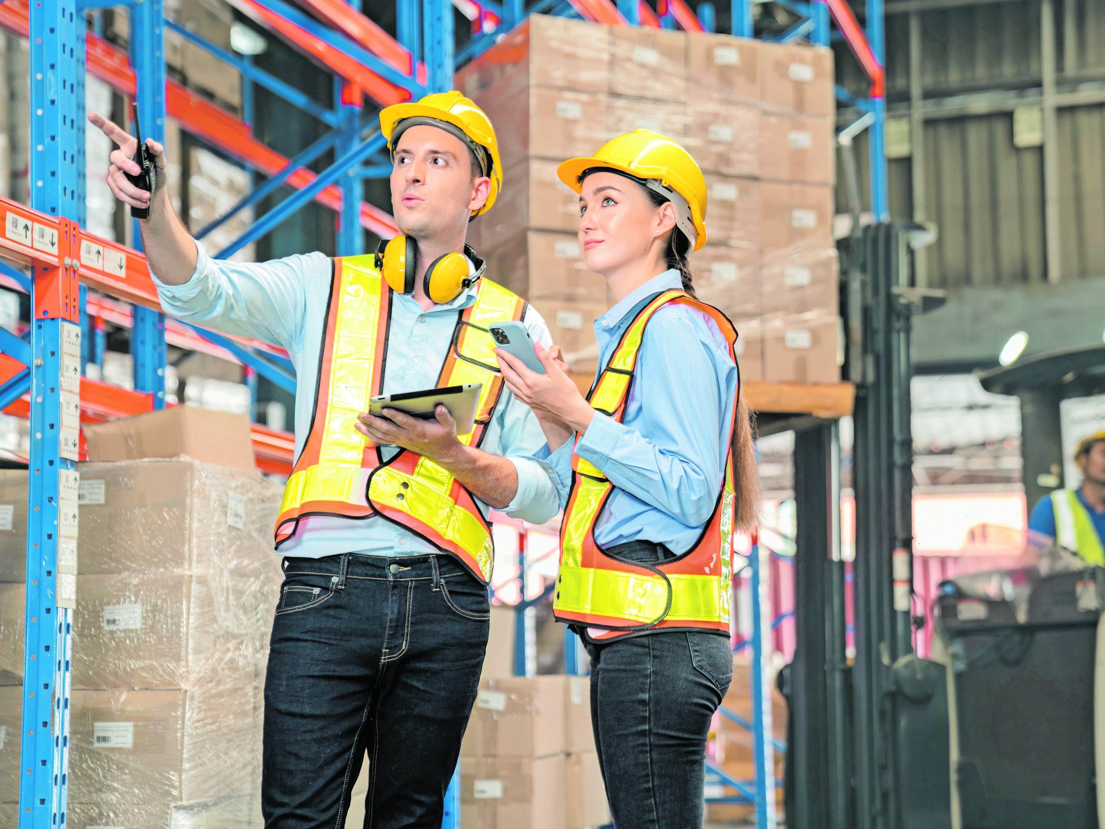 Eine nachhaltige Lieferkette stärkt nicht nur den Umwelt-­ und Klimaschutz und verbessert die Transparenz, sondern minimiert auch Risiken und erhöht die Wettbewerbsfähigkeit. Fotos: Shutterstock; Darunrat Wongsuvan, Chawanakorn.s