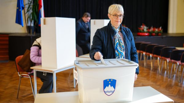 Auch Präsidentin Natasa Pirc Musar gab ihre Stimme ab