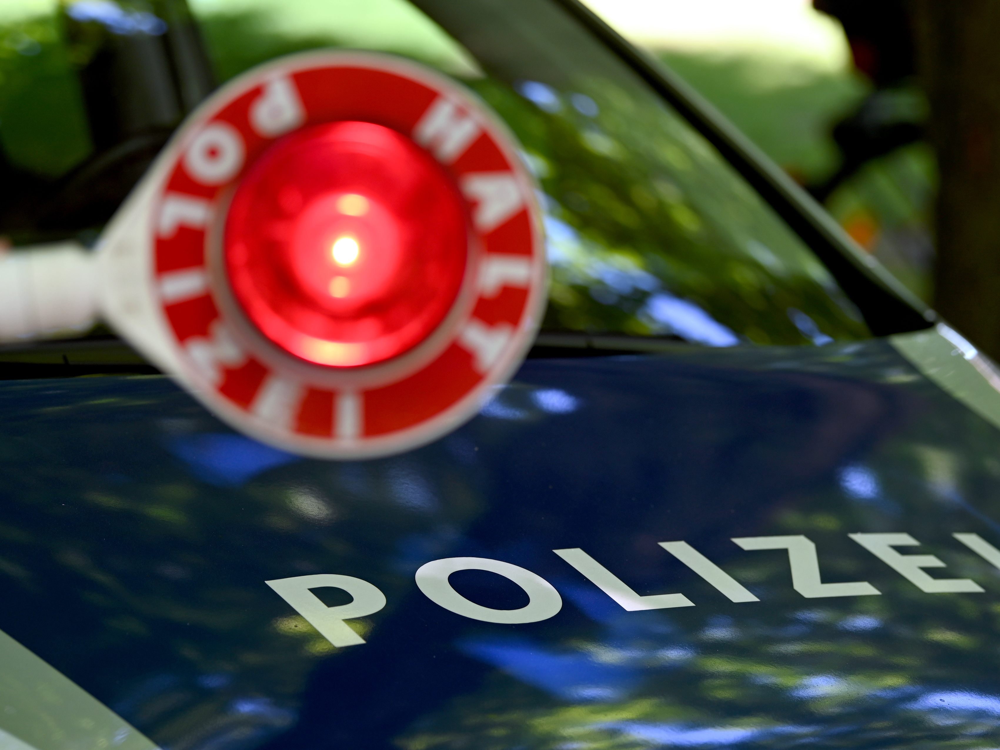 Mit 145 km/h flüchtete eine 29-Jährige ohne Führerschein und mit ihrer neunjährigen Tochter vor der Polizei.