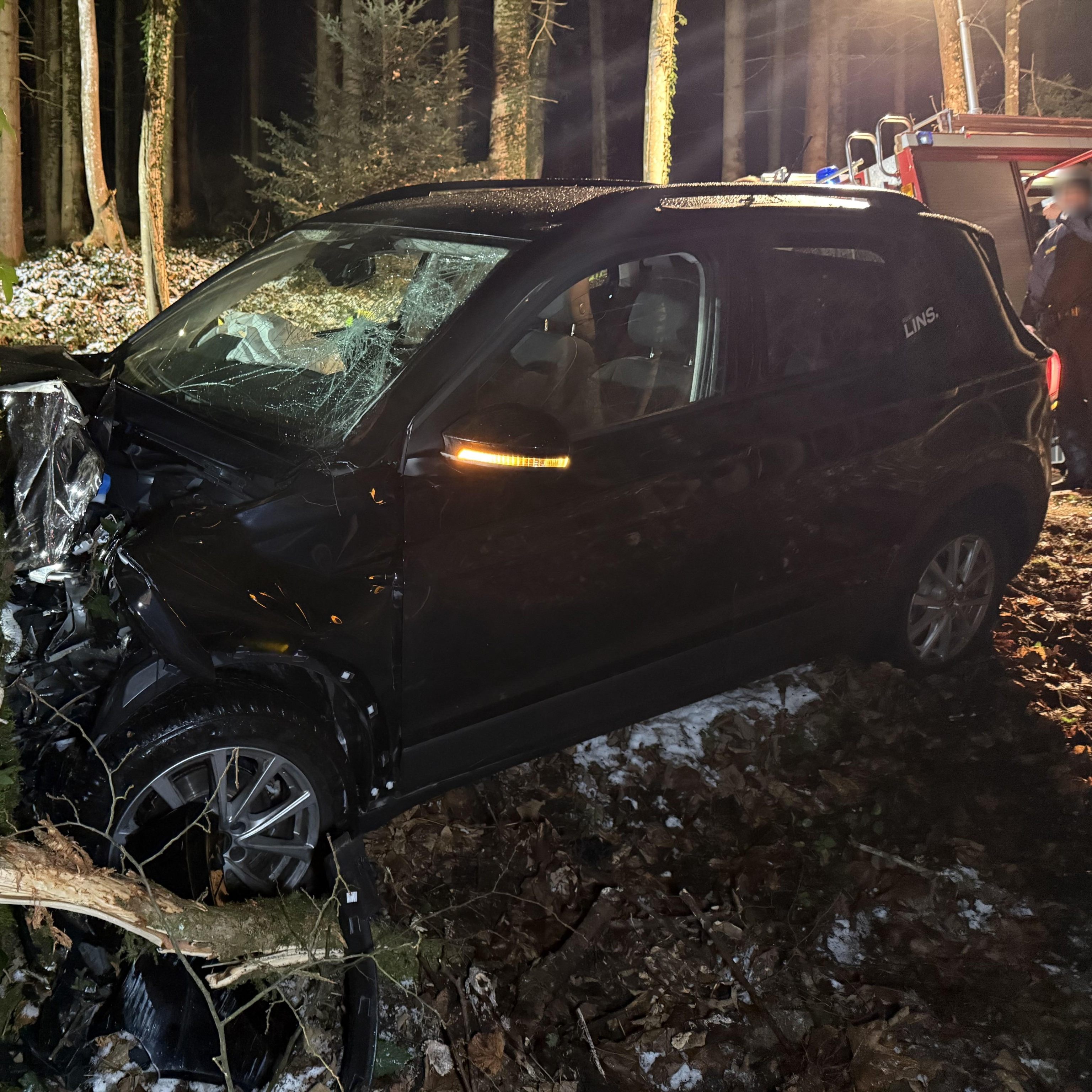 Aus noch bislang ungeklärter Ursache verlor der Fahrer die Kontrolle über sein Fahrzeug und krachte gegen einen Baum.